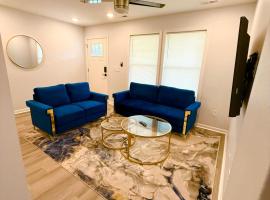 Bright, Cozy & Convenient - Minutes from UAB, Airport and Downtown Fun!, hotel en Birmingham