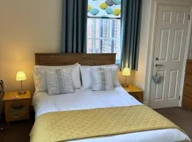 Peel House Apartments - Great for Professionals & Weekends Away