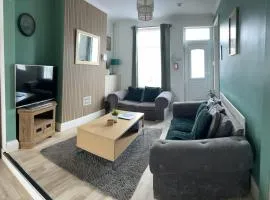 Selston House, 3 bedroom cosy cottage Home for up to 6 Guests, Cul-de-sac on Private road
