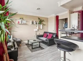 Chic and comfortable apart near Paris