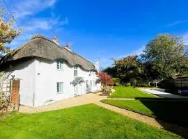 April Cottage, luxurious accommodation for coast and forest with pool & hot tub