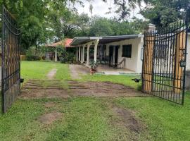 cozy corner with pool minutes away from the beach, ξενοδοχείο σε La Paz