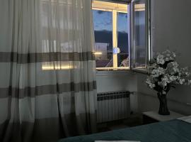 Down Town Apartment 2, zelfstandige accommodatie in Gjilan