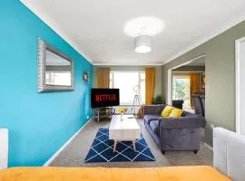 Elegant 4 Bed House - Parking and Garden -Sleeps 8