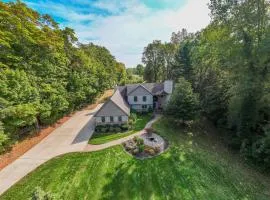 Off The Hook Spacious Home with Pool Firepit Large Yard