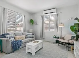 Town Treasure - Walkable - King Bed - AC
