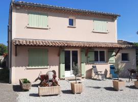 Maison au coeur d'un domaine viticole, Hotel in Cornillon