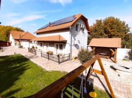 Aranyhal apartman, готель у місті Шарвар