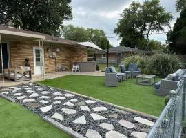 Delightful 3 Bd Home with King size bed, hot tub, playground!