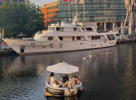 The Canary Yacht, boat in London