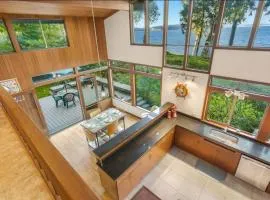 Poulsbo Waterfront Lodge with Game Room Library