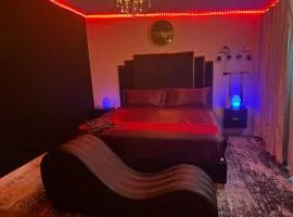 Adult-only guesthouse with HOT TUB and KING BED