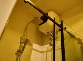 De Royal Explorer Apartments, acomoda&ccedil;&atilde;o com cozinha em Oduwole