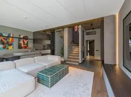 Design 2 BD Apartment with Hot Tube by Domvia