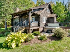 Private Spring-Fed Pond Idyllic Shrewsbury Cabin!, villa in Hortonville