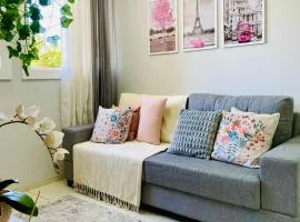 Apartamento completo, bem localizado com Ar cond, garagem e WI-FI