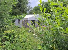 The Lake House-an utterly private cabin on nature reserve & hot tub