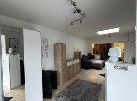 Gemütliches, barrierefreies Apartment in Dortmund-Brackel, Ruhige Lage, nur 5 Minuten zum Flughafen Dortmund, hotel in Dortmund