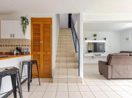 Isla Bonita Townhouse - 5 min SJU, Hotel in Carolina