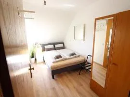 CityStayOne - Kleines Standardzimmer im Zentrum für eine einfache Übernachtung No kitchen no hotel services no reception no breakfast buffet - Of course Late check-in via self check-in high-speed WiFi smart TV good mattresses a quick and easy check-out
