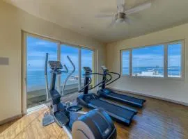 Chic Studio -Rooftop Pool - Ocean View - King Bed