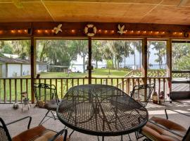 Pirate Cove Home in Welaka Dock and River Access!, hotel v destinaci Welaka