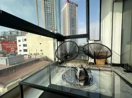 Luxury Modern Apartment in the Heart of the City with Balcony Overlooking Twin Towers