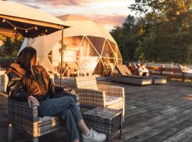 Waterfront Glamping - Private hot tube, sauna & sunset view，Wapnica的豪華帳蓬