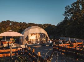 Romantic Dome - Private Hot Tube, Sauna & Lake view, hotel u gradu 'Wapnica'