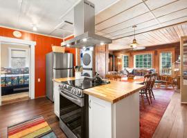 Historic Oceanside Cabin with Peek-a-boo views dog friendly, ξενοδοχείο σε Oceanside
