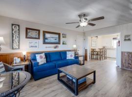 Oceanview pet-friendly condo，位于Twin Rocks的酒店