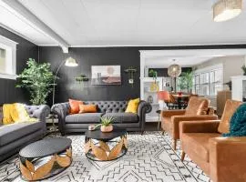 Roomy Central Hub, Games, Fire Pit & Downtown Fun