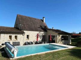Maison au calme avec Piscine proche Sarlat, hotel in Vitrac