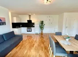 Spacious Modern Apartment with Free Parking