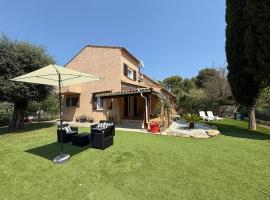 Family Apartment by the Sea with Garden, ξενοδοχείο σε La Londe-les-Maures