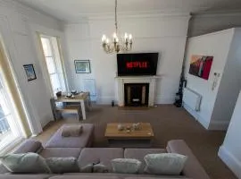 Spacious 2 Bed Apartment in Brighton- Free Parking