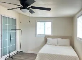 Single Room w/ Private Entrance - Shared Bathroom