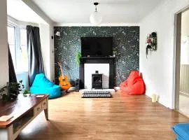 Bright and spacious 3bd with sofa bed and garden