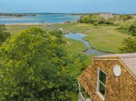 Sweeping Views Minutes to Beach, hotel in Chatham