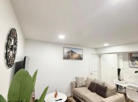 Cozy 2 Bedroom Suite Close to Amenities, hotell i Edmonton