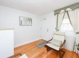 Eastie Roomy 3BR with Easy City and Airport Access
