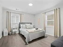 10 Min to Downtown - Smart Tvs - Fast Wi-Fi