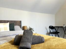 Modern Loft with En-Suite Close to Hospital & Train, hotel in Gillingham