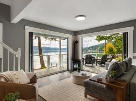 Hood Canal Escape- upscale meets the rocky shores!, Hotel in Belfair