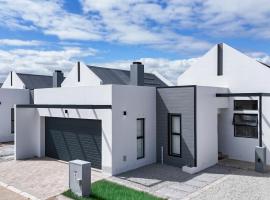 Modern 2 Bed Home with Solar & Braai Langebaan, hotel in Langebaan