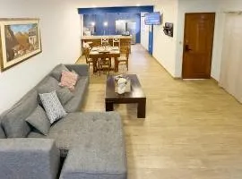 Casa estilo americano cerca del Shopping Mariscal con 2 garajes y WiFi