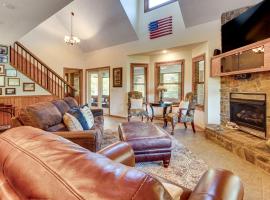 TroutFest Riverfront Norfork Home, Great Fishing, Hotel in Norfork