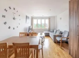 Modern 2BR Apartment in West London Car Garage
