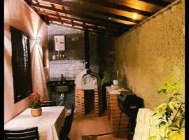 Recanto de Itaipava - casa com forno de pizza a lenha, churrasqueira, pet friendly, equipada para até 6 pessoas, em meio à Natureza e próxima ao centro do bairro