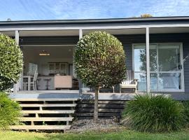 Hideaway Cottage, Tauranga, so close to Bethlehem & Mount Manganui, Hotel in Tauranga